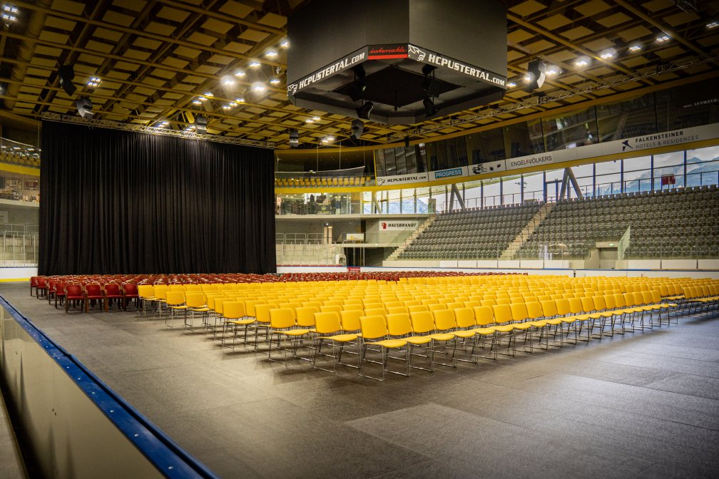 La trasformazione della pista di pattinaggio in una sala da concerto